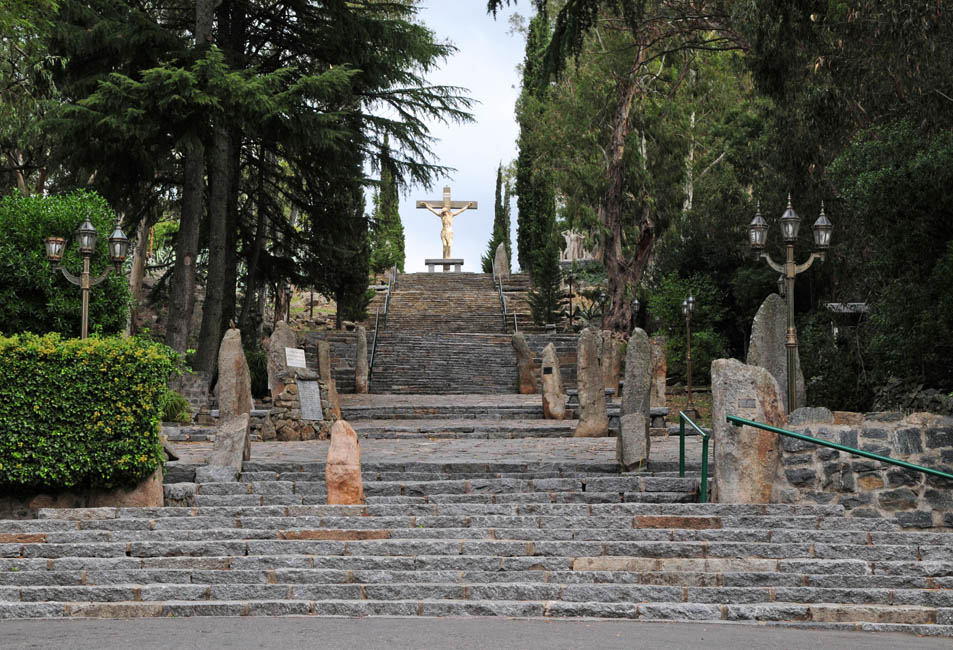 14 estaciones y una cruz que domina Tandil desde 1943