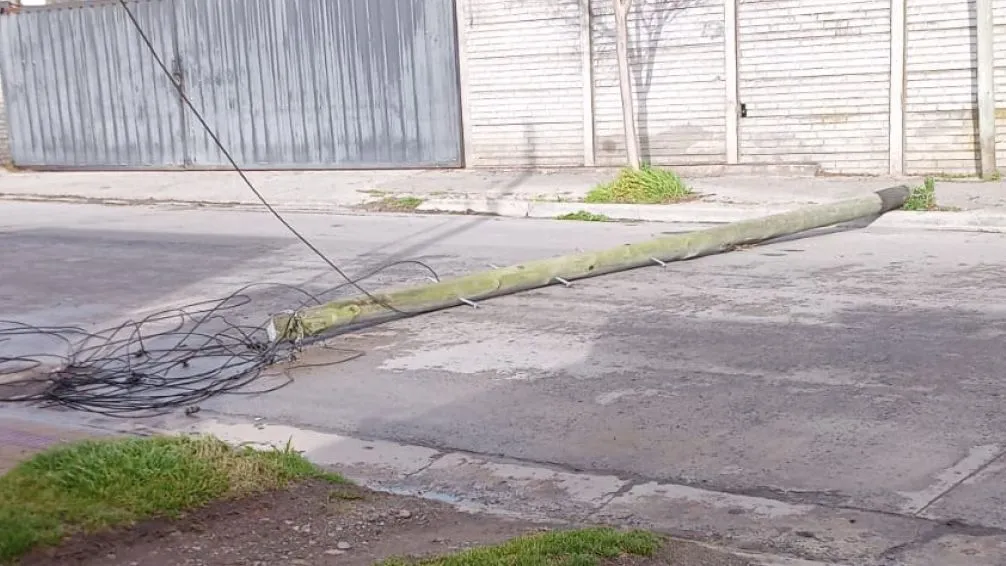 La línea que separa a la Usina de los postes telefónicos