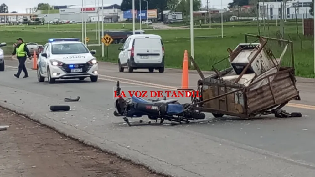 Choque entre un camión y una moto en rutas 226 y 30