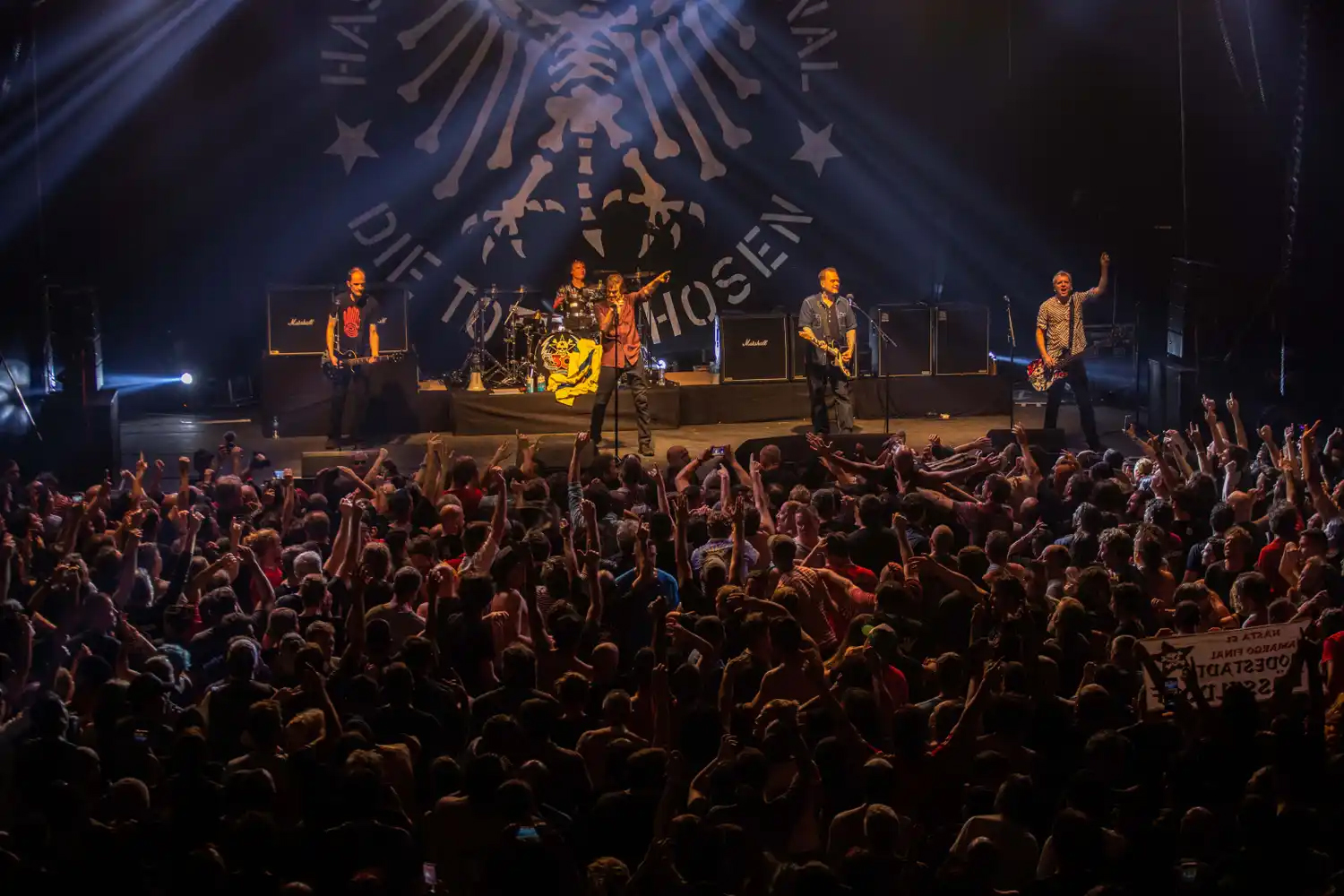 Die Toten Hosen llena hoteles para un lunes que no existía