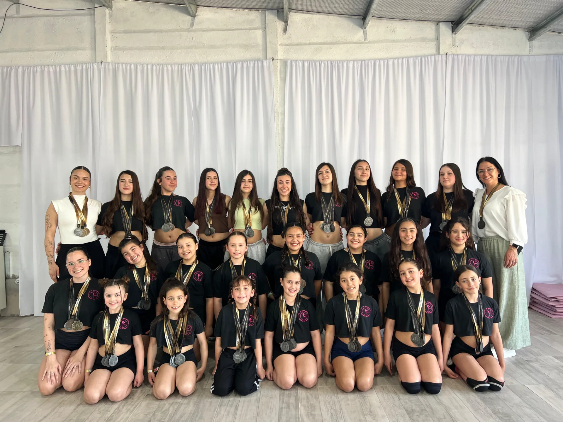 Un lago de medallas para 27 bailarinas tandilenses