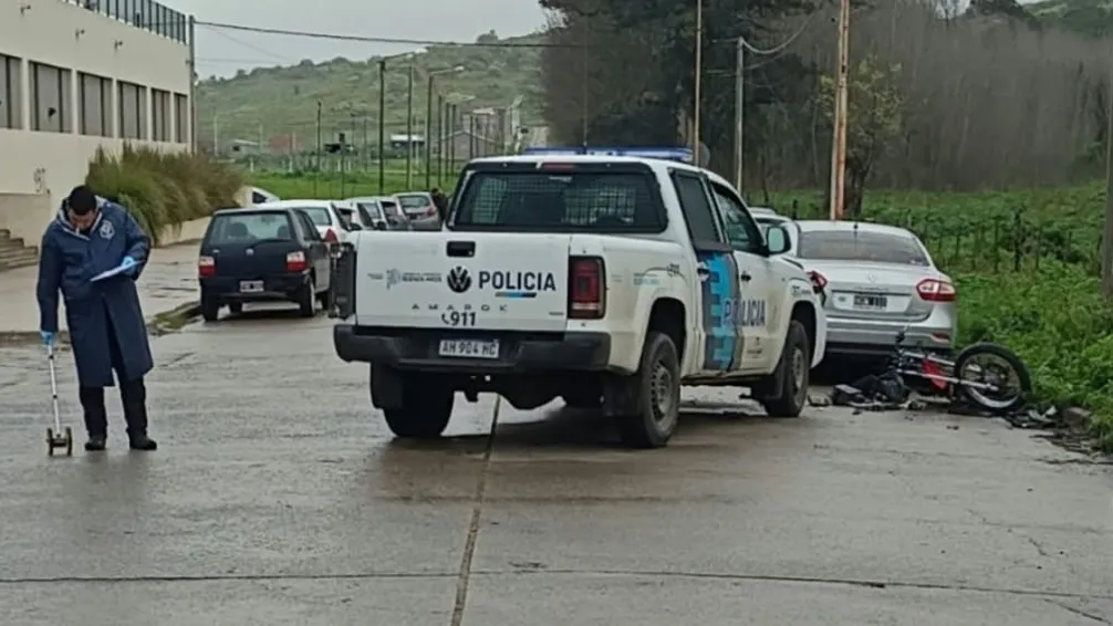 Choque entre una moto y un patrullero en Suipacha y Bassi
