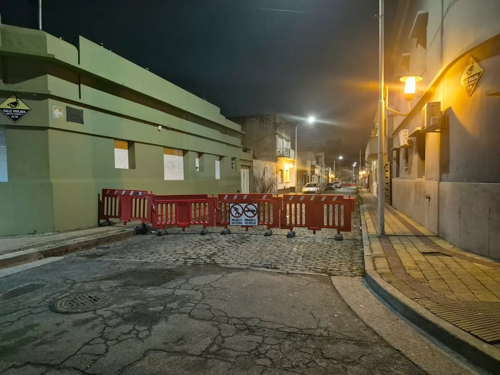 Vallas y patrullero en Pasaje Newbery tras hechos violentos