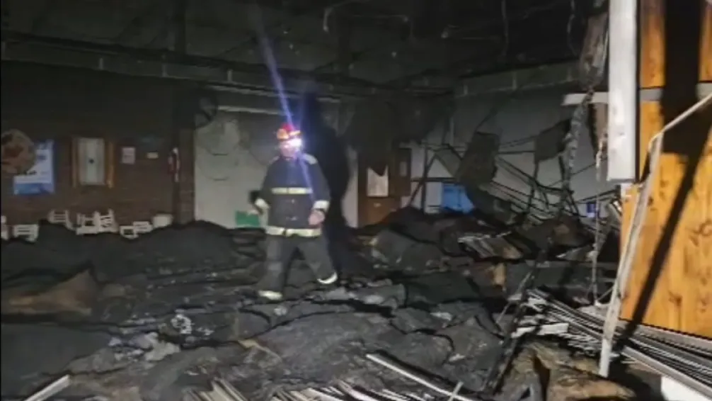 Incendio en el Jardín 905 de Loma Negra: investigan causas
