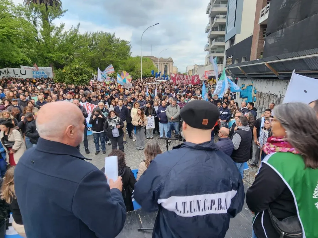 Tres cuadras para defender a la universidad pública