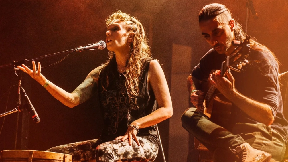 Hermética baja del riff y se mete en la chacarera