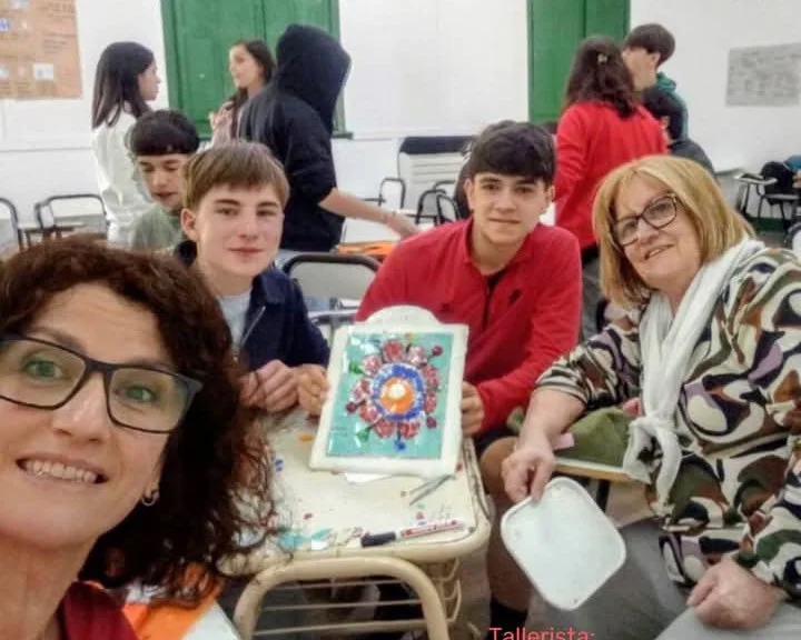 Pañuelos y flores para que la memoria quede en la Sábato