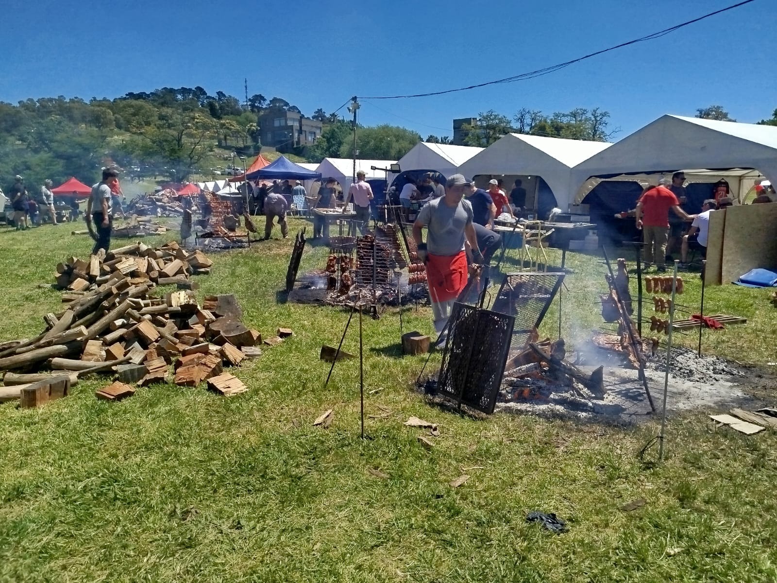 La lluvia apagó el asador antes de la Kermese Rural