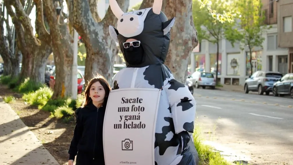 La vaca tenía destino y trae helado gratis a Tandil